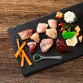 MEATLOVE Senior BEEF & POULTRY  Mokra karma dla psa bogata w Kurczaka i wołowinę z batatem, dziką różą i miłorzębem dla seniorów baton 400g