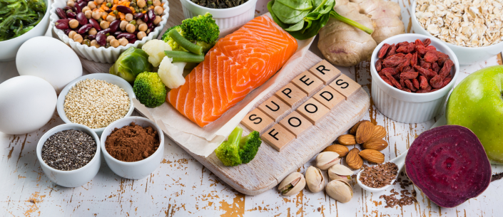 Superfoods w diecie zwierząt: zdrowa rewolucja w żywieniu Twojego psa i kota